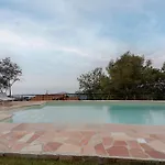 Guesthost - Into The Green! Imperia Appt With Parking & Pool Appartement