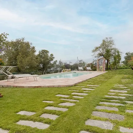 Guesthost - Into The Green! Imperia Appt With Parking & Pool Barcheo