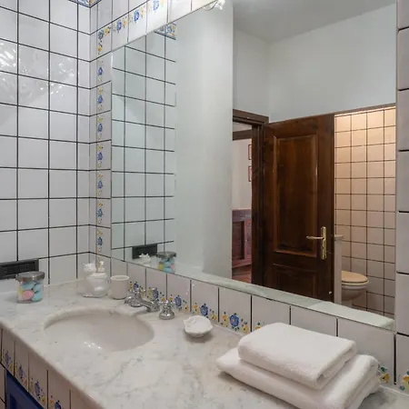 Guesthost - Into The Green! Imperia Appt With Parking & Pool Barcheo