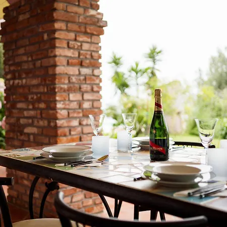 Guesthost - Into The Green! Imperia Appt With Parking & Pool Apartman Barcheo