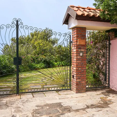 Guesthost - Into The Green! Imperia Appt With Parking & Pool