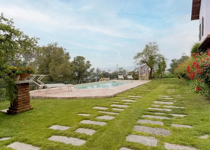 Guesthost - Into The Green! Imperia Appt With Parking & Pool Barcheo