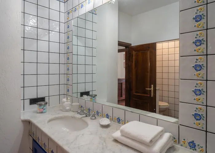 Guesthost - Into The Green! Imperia Appt With Parking & Pool Barcheo
