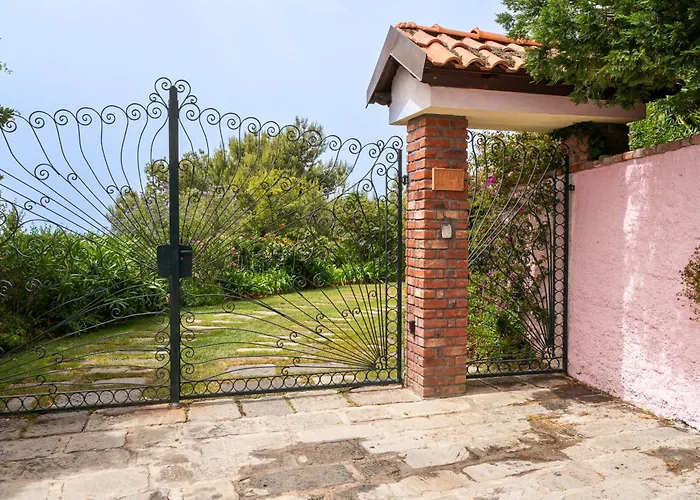 Guesthost - Into The Green! Imperia Appt With Parking & Pool